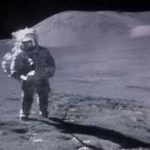 月面でコケる宇宙飛行士