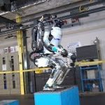 バック転できるヒト型ロボット”Atlas”