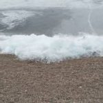 シベリアの淡水湖でうち寄せる波がそのまま凍り付く様子